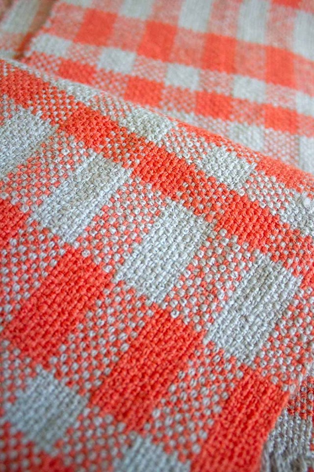 Alpaca in organe and grey.